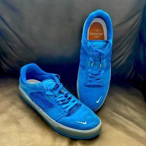Nike men’s 10.5 blue skateboard style shoe